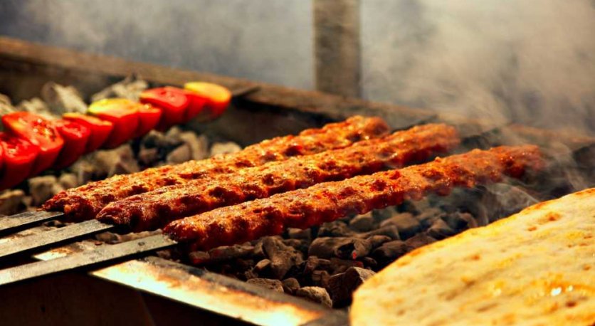 Toroslar'dan Dünyaya: Adana Kebabının Eşsiz Lezzet Yolculuğu